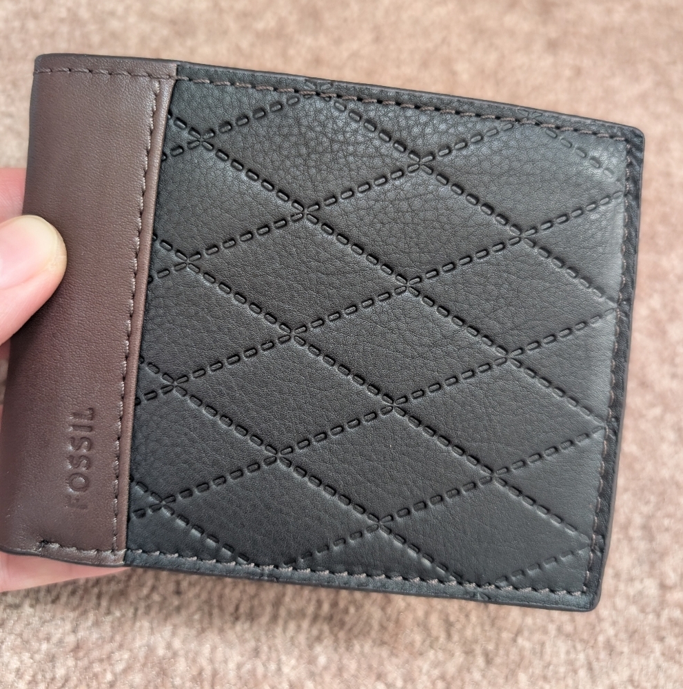 NWT Fossil Black and Brown Leather Wallet